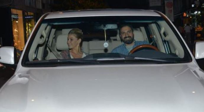 Ünlü çift 300 bin liralık araba aldı Ünlü çift 300 bin liralık araba aldı