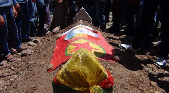 Diyarbakır&#039;daki HDP mitinginde ağaçtan düşerek ölen genç defnedildi