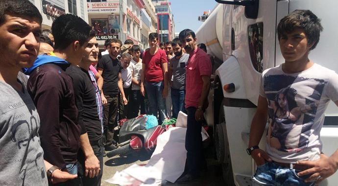 HDP mitingi öncesi Van&#039;da feci kaza, 1 kişi hayatını kaybetti
