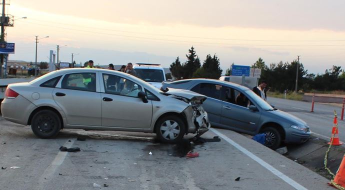 Trafiğe kapalı yolda feci kaza: 3 ölü 3 yaralı Trafiğe kapalı yolda feci kaza: 3 ölü 3 yaralı