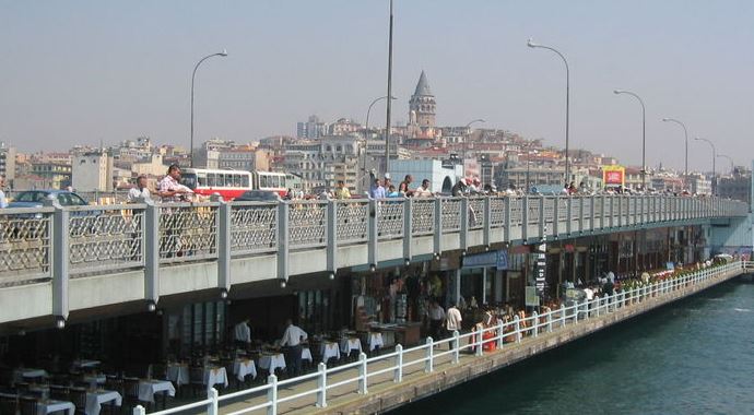 Bunalıma giren genç Galata Köprüsü'nden atladı Bunalıma giren genç Galata Köprüsü'nden atladı
