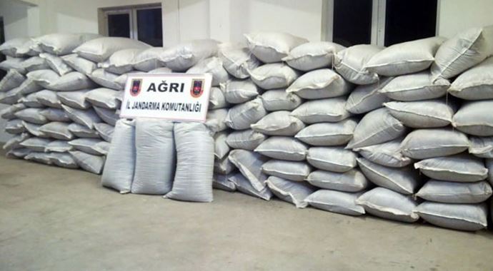 Ağrıda 3 ton kaçak çay ele geçirildi