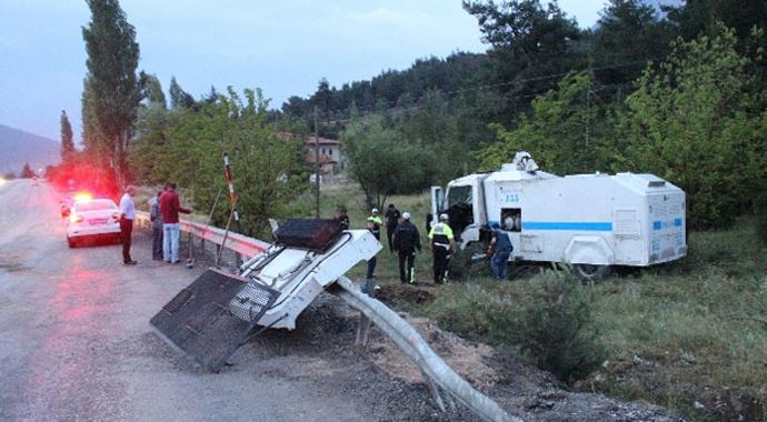 TOMA kaza yaptı: 2 polis yaralı TOMA kaza yaptı: 2 polis yaralı