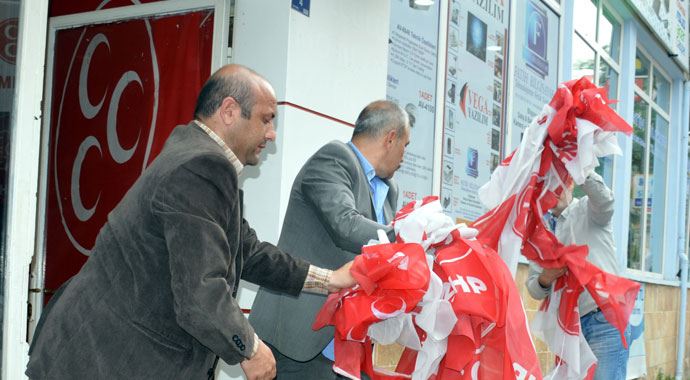 Seçim öncesi afiş ve bayraklar toplanıyor Seçim öncesi afiş ve bayraklar toplanıyor