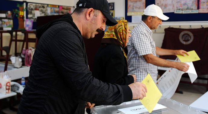 Cem Yılmaz sandık başına gitti Cem Yılmaz sandık başına gitti