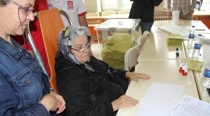 Sandığa sedyeyle gitti Sandığa sedyeyle gitti