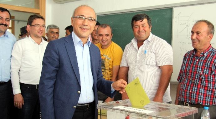  Eski Bakan sıraya girip oy kullandı
