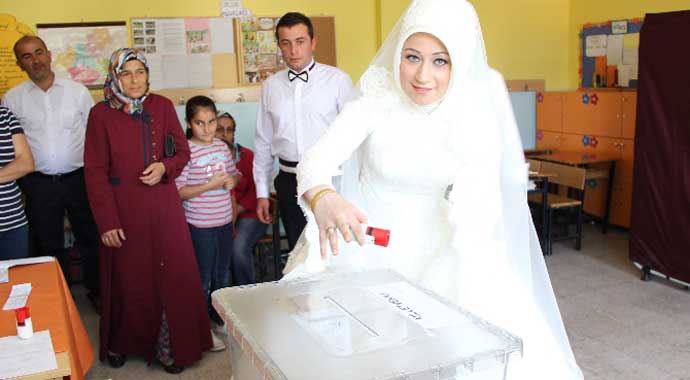 Gelinlikle oy kullanmaya gitti Gelinlikle oy kullanmaya gitti