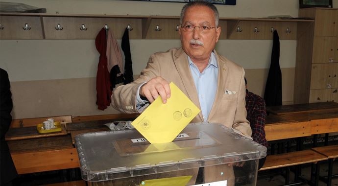 Ekmeleddin İhsanoğlu oyunu kullandı Ekmeleddin İhsanoğlu oyunu kullandı