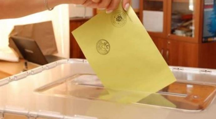 Kars'ta başkasının kimliği ile oy kullanmak isteyen bir kişi yakalandı Kars'ta başkasının kimliği ile oy kullanmak isteyen bir kişi yakalandı