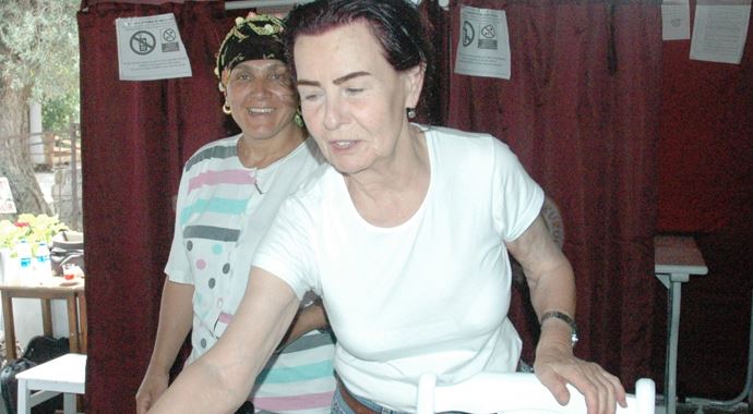 Fatma Girik sandık başında kötü haberi verdi! Fatma Girik sandık başında kötü haberi verdi!