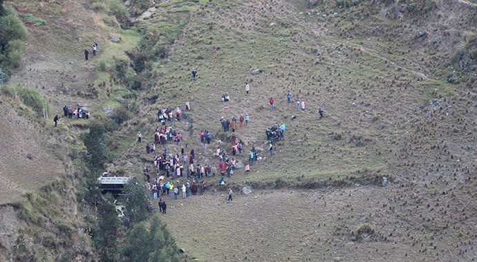 Peru'da öğrencileri taşıyan kamyon uçuruma yuvarlandı:17 ölü