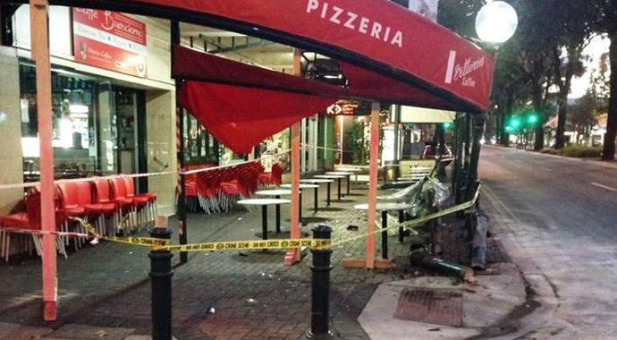 Avustralya'da kamyonet kafeteryaya girdi Avustralya'da kamyonet kafeteryaya girdi