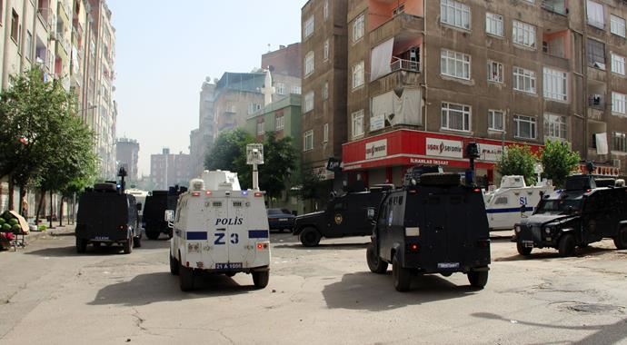 Diyarbakır'da ortalık yine karıştı, ölü ve yaralılar var Diyarbakır'da ortalık yine karıştı, ölü ve yaralılar var