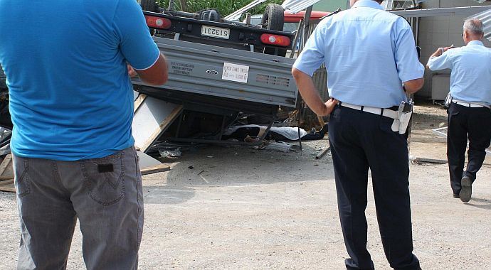 Askeri kamyonet yoldan çıktı: 1 ölü, 4 yaralı Askeri kamyonet yoldan çıktı: 1 ölü, 4 yaralı