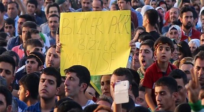 HDP kutlamasında dikkat çeken döviz HDP kutlamasında dikkat çeken döviz
