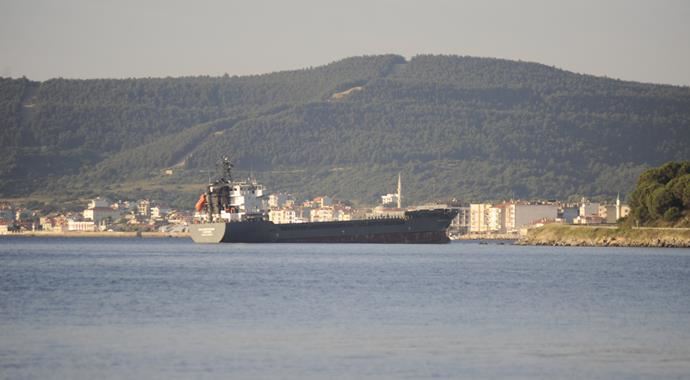 Çanakkale Boğazı&#039;nda dümeni arızalanan gemi karaya oturdu
