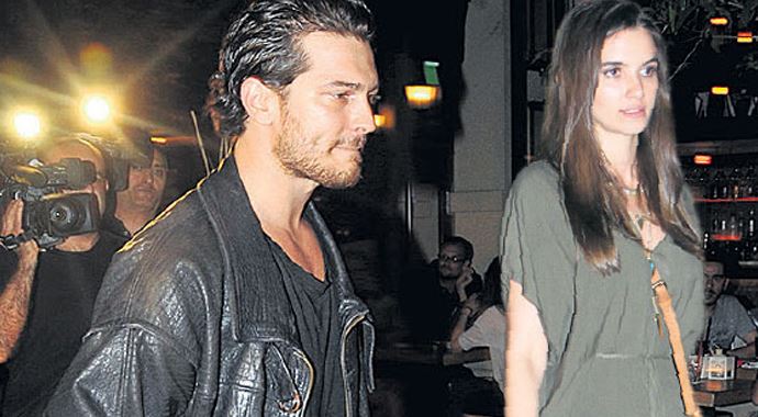 Çağatay Ulusoy partneriyle bir araya geldi Çağatay Ulusoy partneriyle bir araya geldi