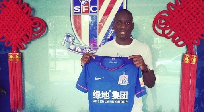 Demba ba yeni formasıyla poz verdi