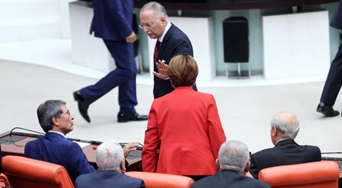 MHP sıralarında dikkat çeken kare! MHP sıralarında dikkat çeken kare!