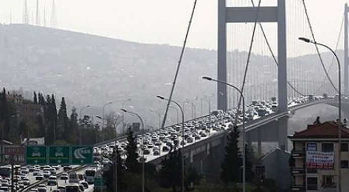 Boğaziçi Köprüsü'nde trafik felç, yola çıkanlar şaşkına döndü! Boğaziçi Köprüsü'nde trafik felç, yola çıkanlar şaşkına döndü!