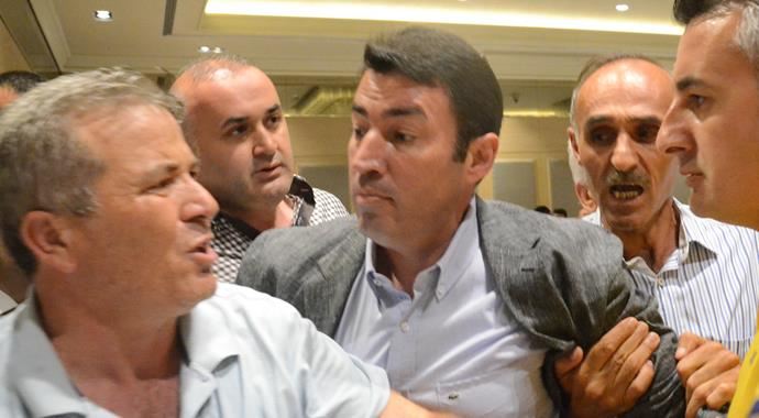 AK Parti iftarında eski vekil belediye başkanı ile tartıştı AK Parti iftarında eski vekil belediye başkanı ile tartıştı