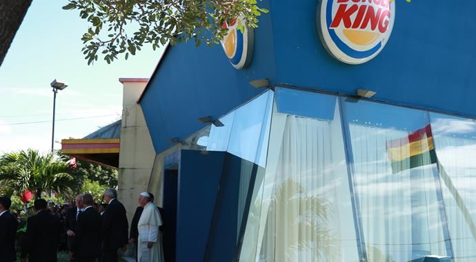 Papa üstünü fast food restoranında değiştirdi Papa üstünü fast food restoranında değiştirdi