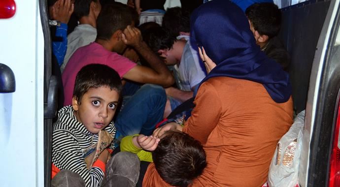 Çanakkale&#039;de 2 minibüste 73 kaçak yakalandı
