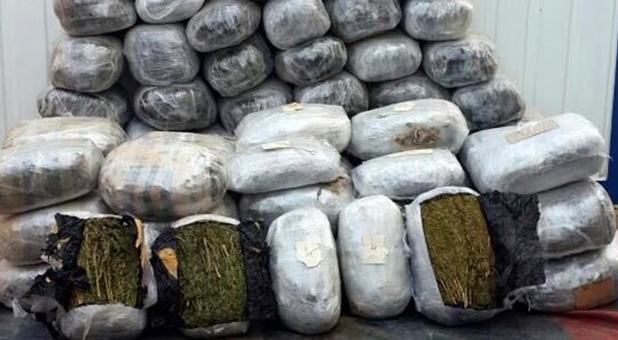 Diyarbakır'da bir kamyondan 442 kilo esrar çıktı Diyarbakır'da bir kamyondan 442 kilo esrar çıktı