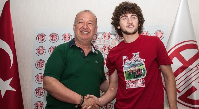 Antalyaspor&#039;dan bir bomba daha, Fenerbahçeli futbolcuyla anlaştı!