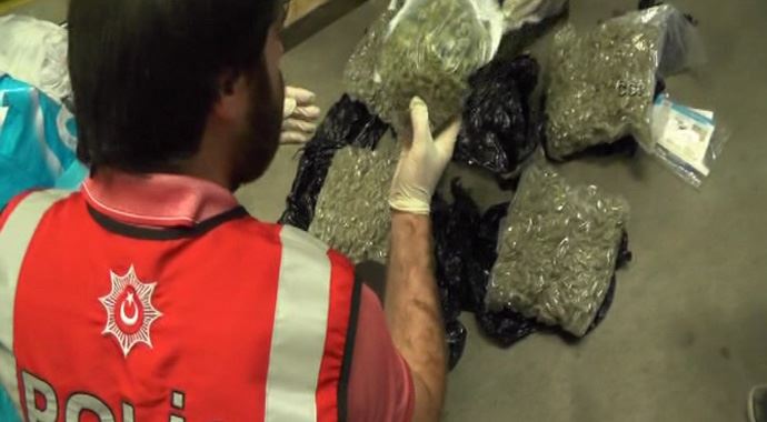 Bebek maması paketlerinden bonzai çıktı Bebek maması paketlerinden bonzai çıktı