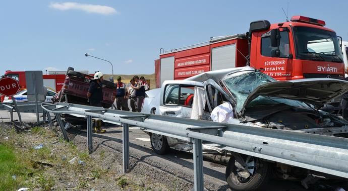 Konya&#039;da otomobil pikap ile çarpıştı, 2 kişi hayatını kaybetti
