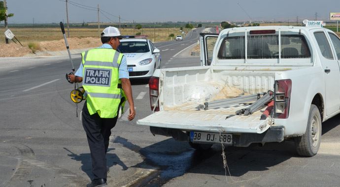 Polis aracı otomobil ile çarpıştı! Yaralılar var Polis aracı otomobil ile çarpıştı! Yaralılar var