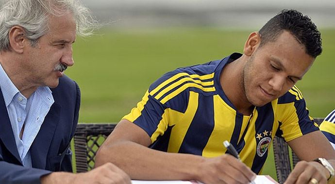 Fenerbahçe Souza ile 4 yıllık sözleşme imzaladı Fenerbahçe Souza ile 4 yıllık sözleşme imzaladı