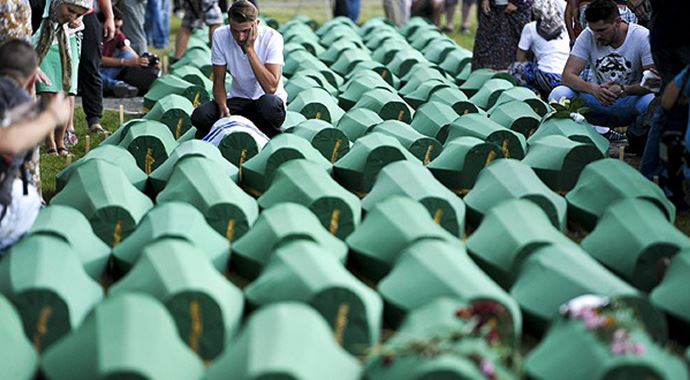 Srebrenica'da kurbanların cenazesi Potoçari Mezarlığı'nda Srebrenica'da kurbanların cenazesi Potoçari Mezarlığı'nda