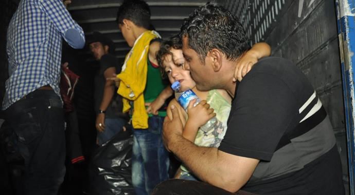 Havasız kalan 60 göçmen ölümden son anda kurtarıldı Havasız kalan 60 göçmen ölümden son anda kurtarıldı