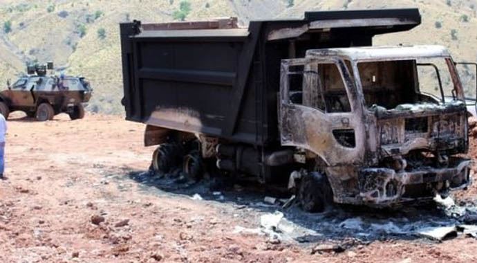 PKK 4 aracı ateşe verdi PKK 4 aracı ateşe verdi