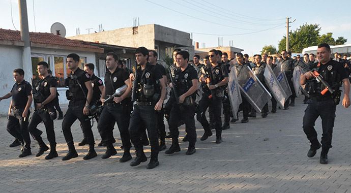 Polisin sloganlı yürüyüşüne soruşturma