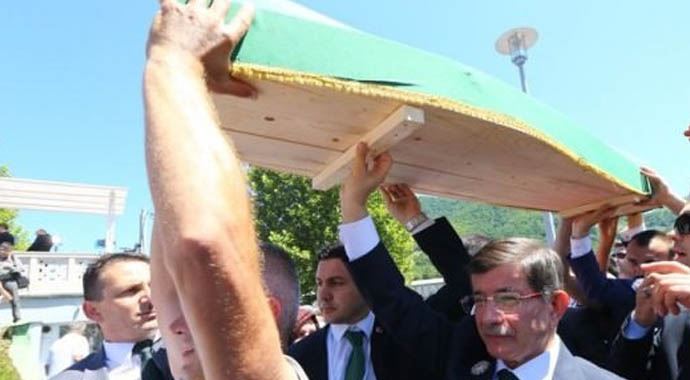 Davutoğlu kurbanların tabutlarını taşıdı Davutoğlu kurbanların tabutlarını taşıdı