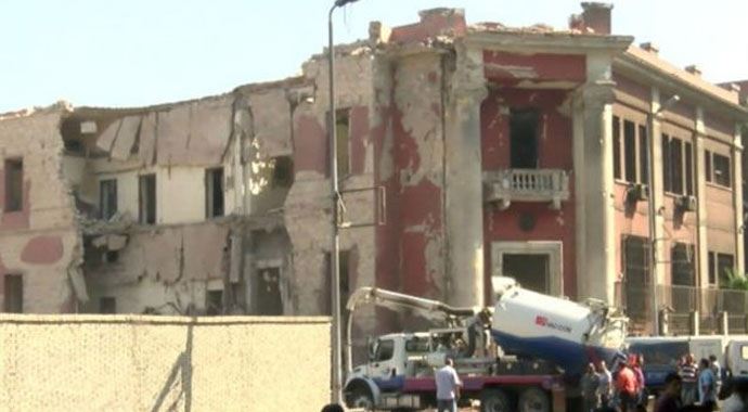 Mısır'da İtalyan büyükelçiliğe bombalı saldırı Mısır'da İtalyan büyükelçiliğe bombalı saldırı