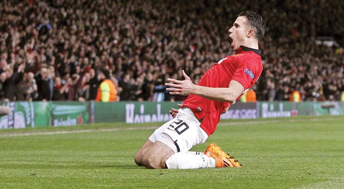 İmzalar gece atıldı, Van Persie bugün geliyor