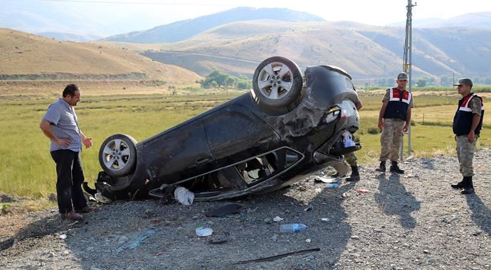 Erzincan'da otomobil şarampole devrildi: 7 yaralı Erzincan'da otomobil şarampole devrildi: 7 yaralı