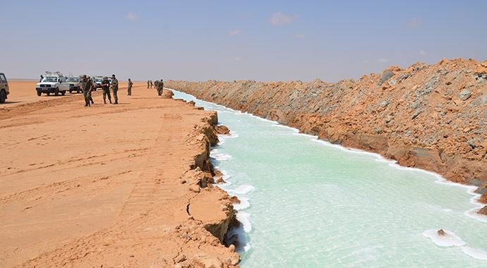 Tunus - Libya sınırına hendek Tunus - Libya sınırına hendek