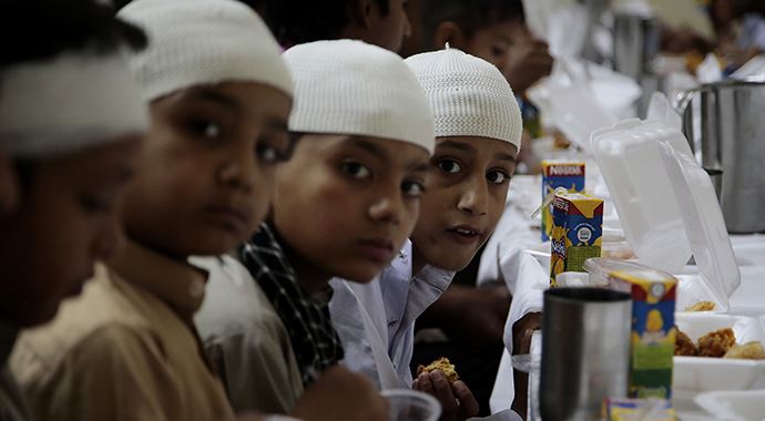 Türk Kızılayı&#039;ndan Pakistanlı ailelere iftar