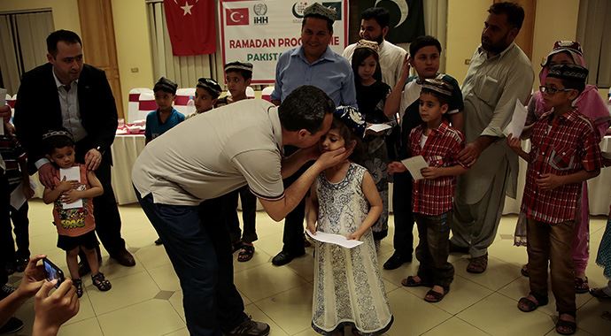 İHH'dan Pakistan'daki gurbetçilere iftar İHH'dan Pakistan'daki gurbetçilere iftar