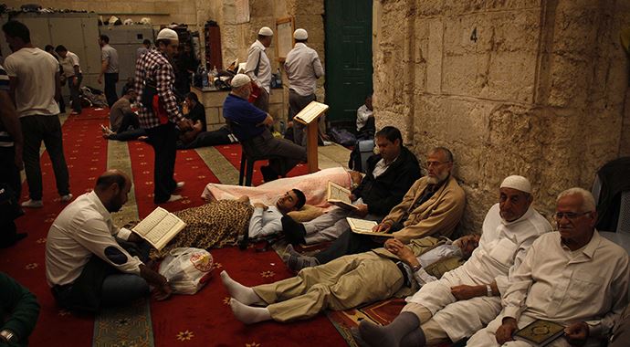 Mescid-i Aksa'da yüzlerce kişi itikafa girdi Mescid-i Aksa'da yüzlerce kişi itikafa girdi