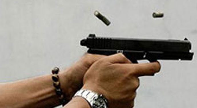 Tabancasını temizlerken arkadaşı öldürdü Tabancasını temizlerken arkadaşı öldürdü