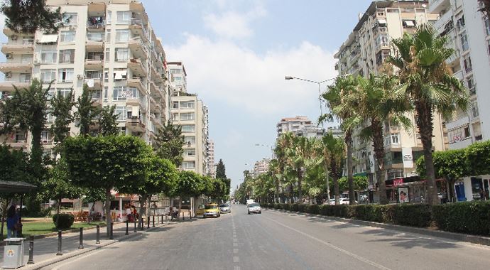 Termometreler 40 dereceyi gösterince, sokaklar bomboş kaldı Termometreler 40 dereceyi gösterince, sokaklar bomboş kaldı