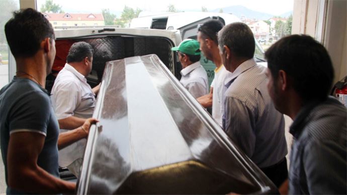 Komşusunu ekmek bıçağıyla kulağından ve kalbinden bıçakladı sonra... Komşusunu ekmek bıçağıyla kulağından ve kalbinden bıçakladı sonra...