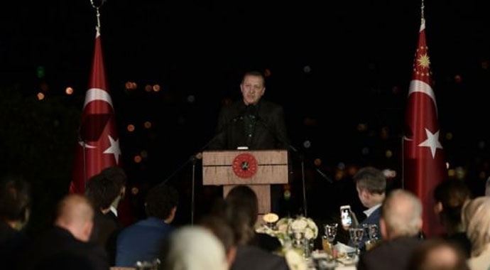 Erdoğan&#039;ın iftarına katılan sanatçılara linç!